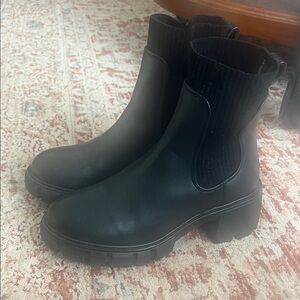 Steve Madden Hutch Black Ribbed Ankle Boots